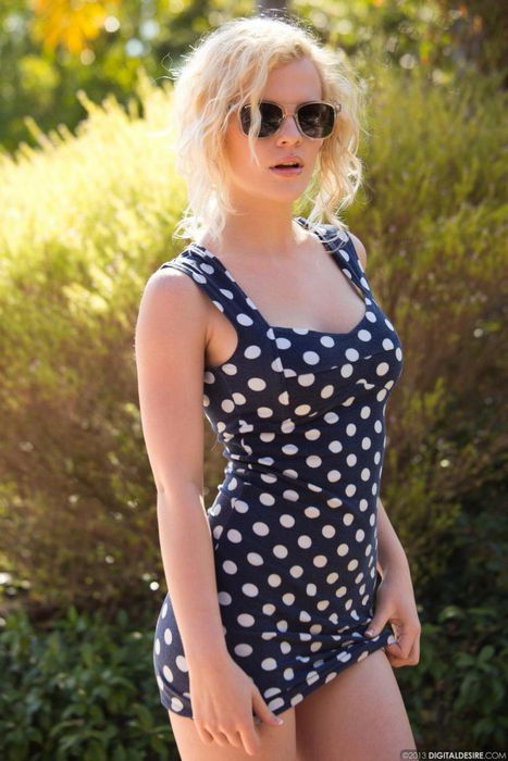 Горячая блондинка Catie Parker на природе снимает платье и выставляет напоказ свое отличное тело