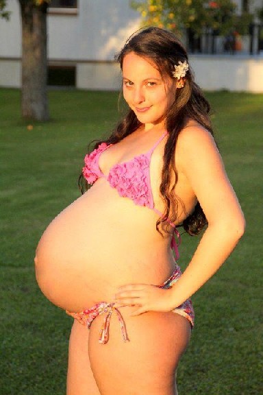 Беременная мадама выложила свои эротические фото в сеть интернета