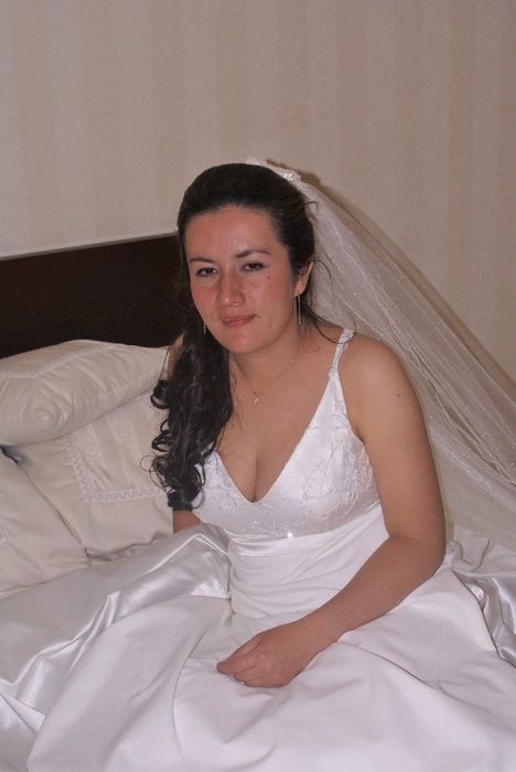 Невеста наконец-то сняла свое платье в спальни, под ним она была голая