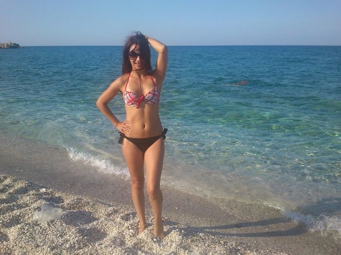 Стройная гречанка в бикини на пляже