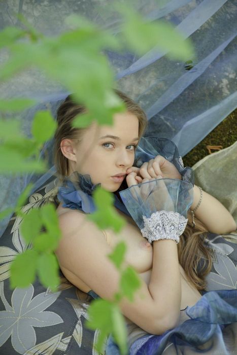 Milena D - одна из самых элегантных тинейджеров, она позирует голой в лесу Чем не эльфийка!