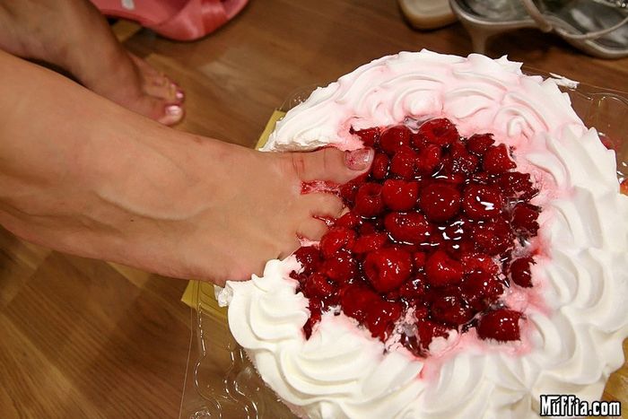 Парень слизывает торт с супер-сексуальных ножек Valentina Blue и трахает ее киску