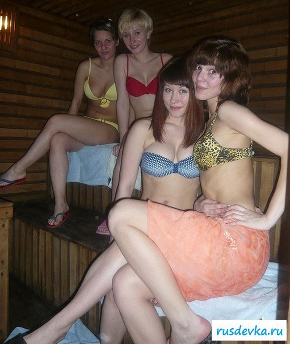 Прекрасные девчонки развлекаются в бане